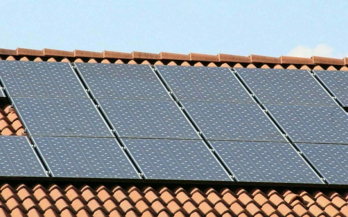 Ein Dach mit einer Solaranlage für Photovoltaik Ein Dach mit einer Solaranlage für Photovoltaik
